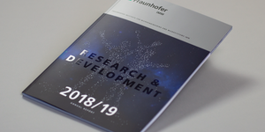 Bild des Geschäftsberichts des Fraunhofer Instituts 2018/2019 im 45 Grad-Winkel fotografiert.